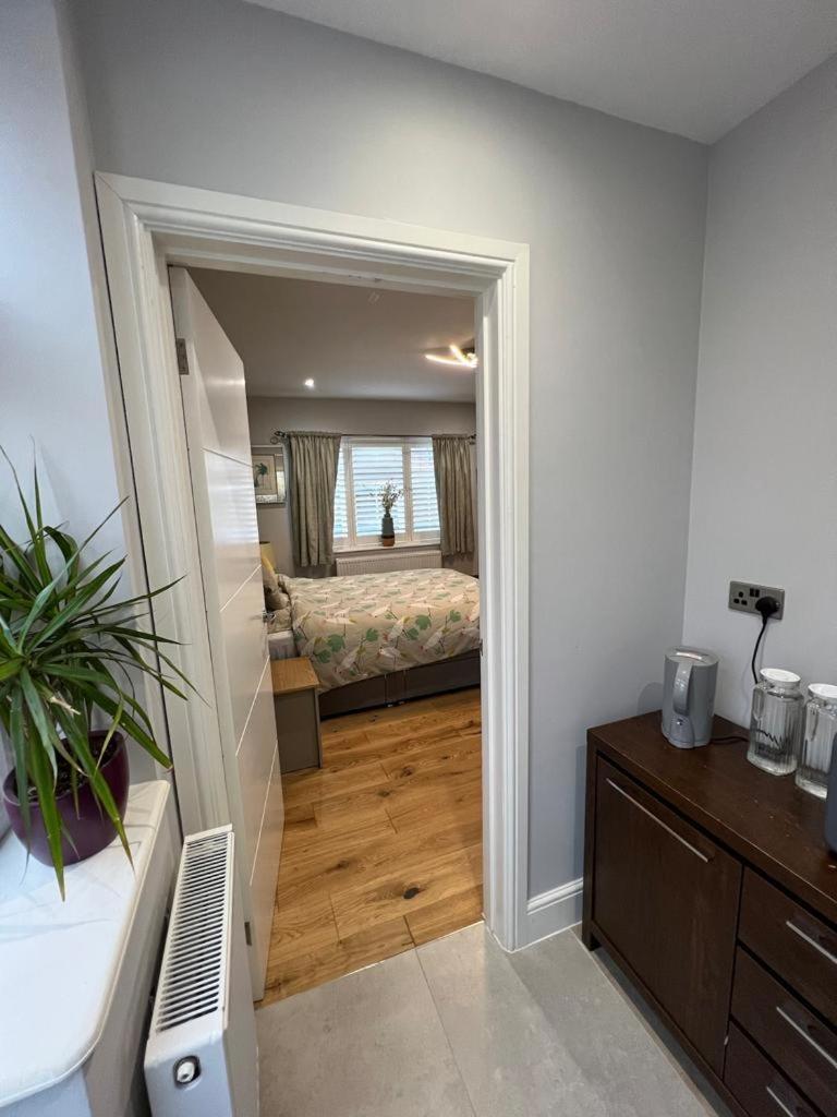 En-Suite Double Room - Private Entrance & Free Parking West Drayton  Екстер'єр фото
